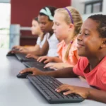 alunos pre adolescentes na aula de computacao