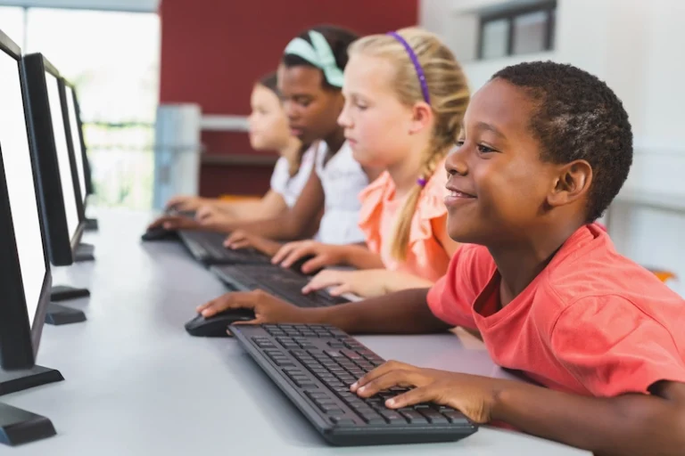 alunos pre adolescentes na aula de computacao
