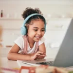 menina estudando pelo computador no ensino hibrido