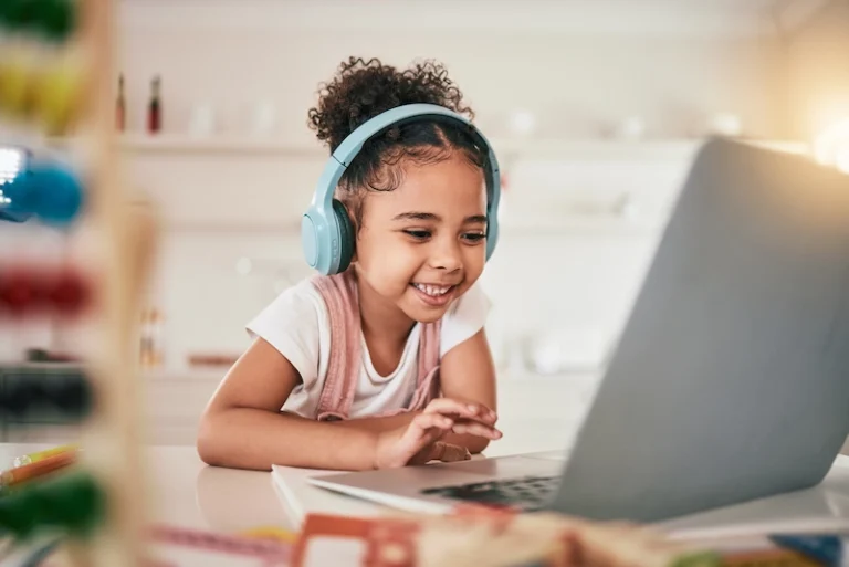 menina estudando pelo computador no ensino hibrido