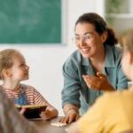 professora e alunos felizes e sala de aula