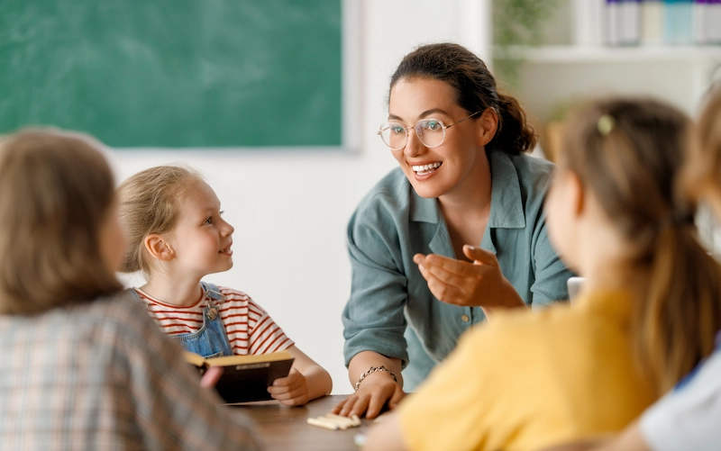 professora e alunos felizes e sala de aula