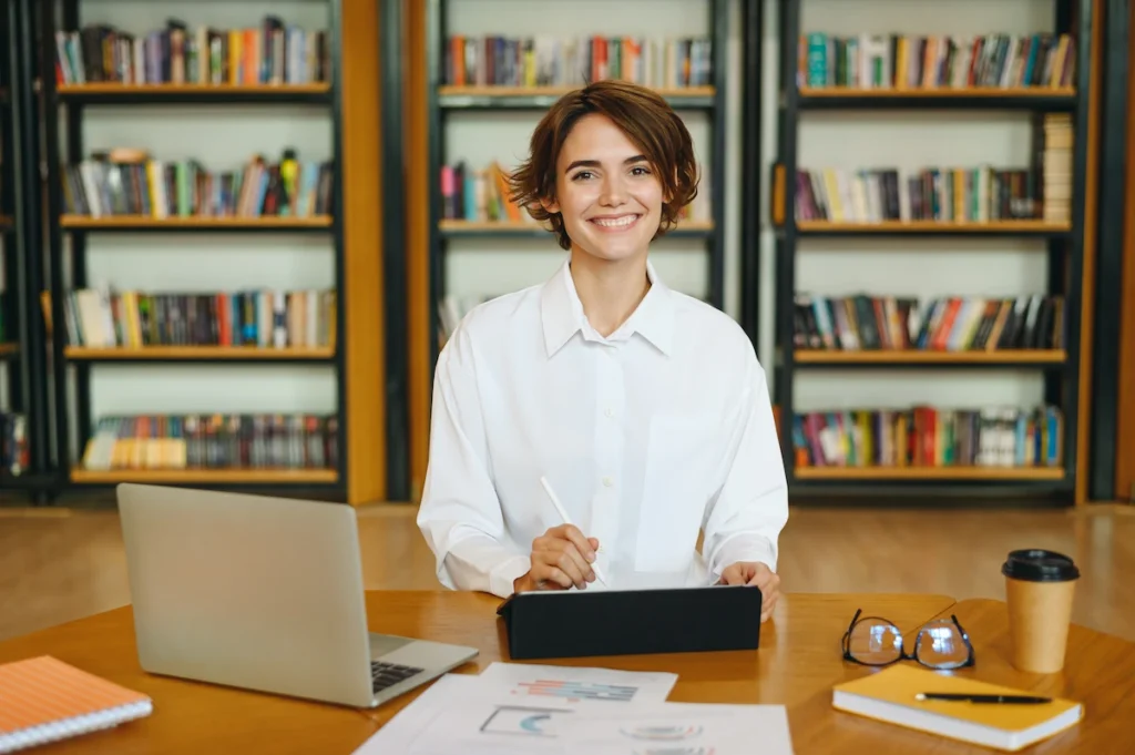 diretora de escola sorrindo em seu escritorio