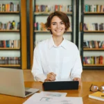 diretora de escola sorrindo em seu escritorio