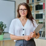 diretora de escola em seu escritorio