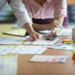 funcionarios de escola elaborando um relatorio escolar