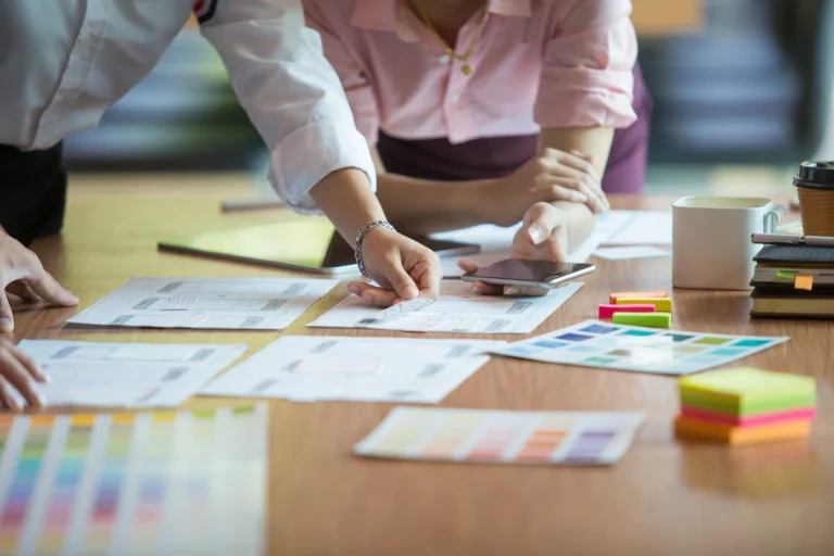 funcionarios de escola elaborando um relatorio escolar
