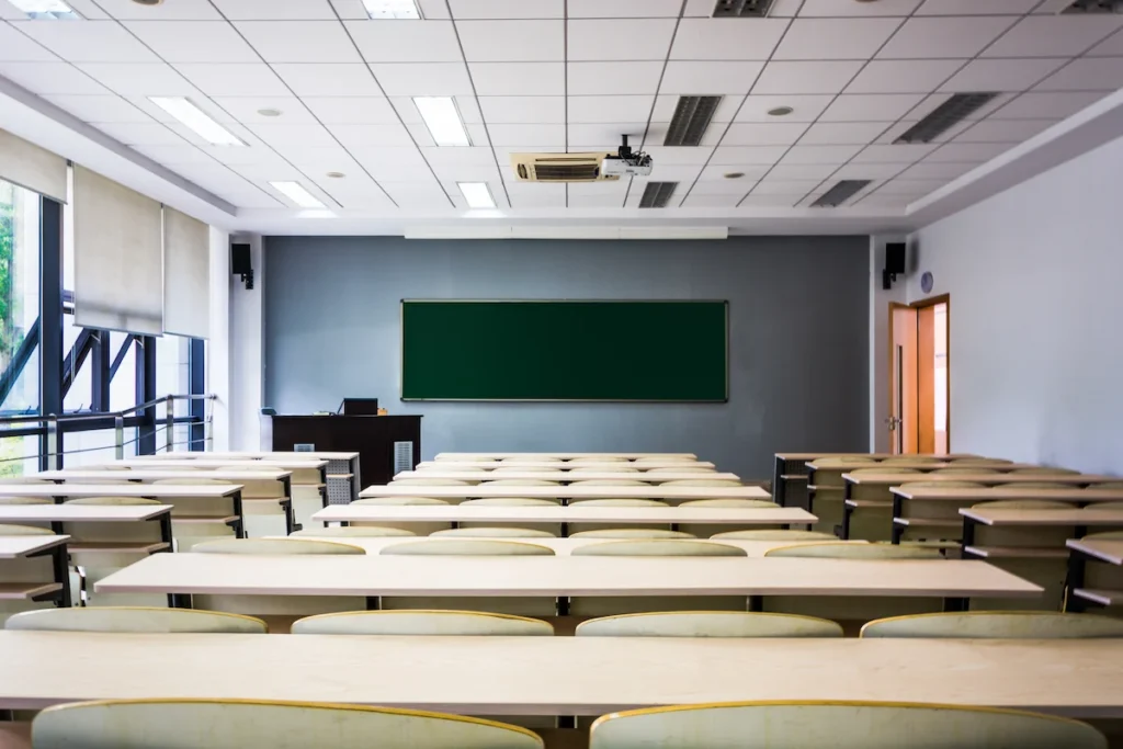 sala de aula no brasil vazia
