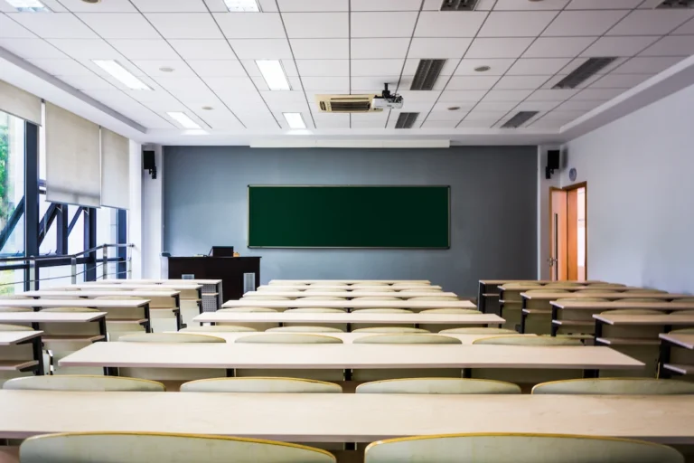 sala de aula no brasil vazia