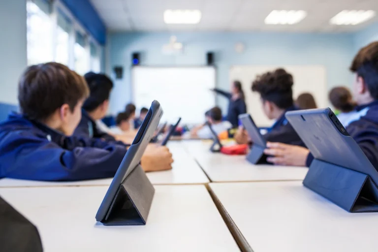 alunos com tablets em sala de aula