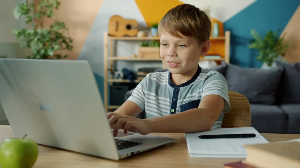 menino em seu computador