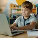 menino em seu computador